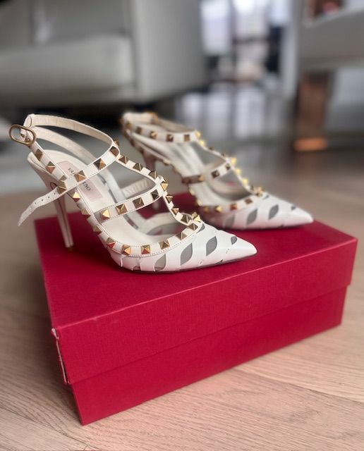 VALENTINO ROCKSTUD HEELS, 36/US 6