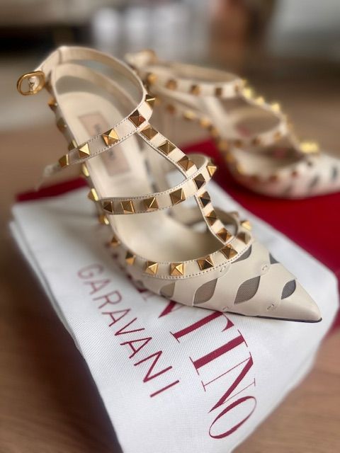 VALENTINO ROCKSTUD HEELS, 36/US 6