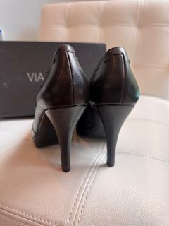 VIA SPAGO HEELS, 8.5